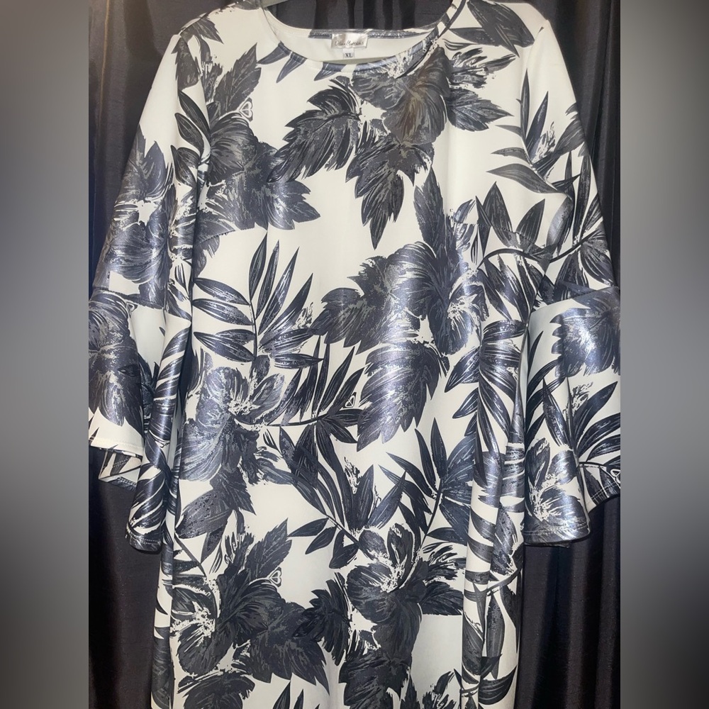 🎈Olivia Matthews Cream & Silver Floral Print Dress with Bell Sleeves. NWOT